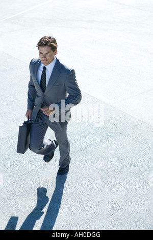 Imprenditore valigetta porta, passeggiate Foto Stock