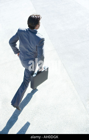 Imprenditore valigetta porta, ad alto angolo di visione Foto Stock