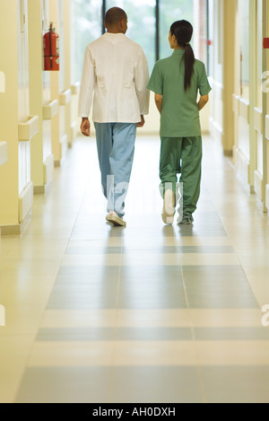 Il personale ospedaliero Camminando fianco a fianco, vista posteriore a piena lunghezza Foto Stock