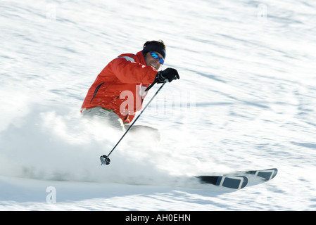 Coppia sciatore sulle piste da sci, sorridente, movimento sfocato Foto Stock