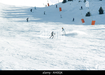 I giovani sciatori sulle piste da sci della distanza Foto Stock