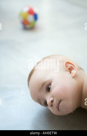 Il Bambino giacente sul piano, testa, close-up Foto Stock