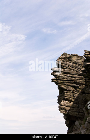 Faccia in una scogliera che guarda al cielo Foto Stock