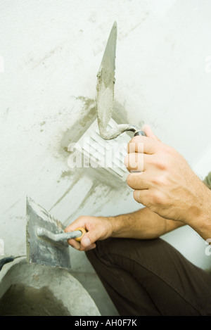 Uomo con coltello da stucco, vista ritagliata Foto Stock