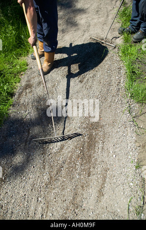 Lavoratori creazione nuovo percorso attraverso boschi utilizzando toptrek Foto Stock