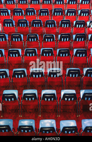 Un astratto foto aeree di righe di sedie in una scuola Foto Stock