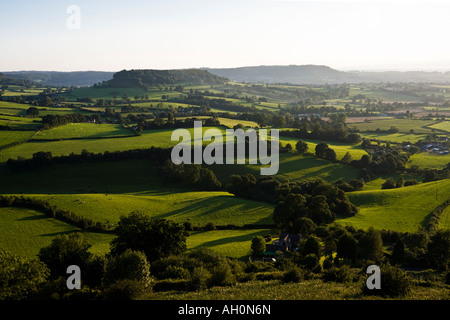 Sera La luce solare sulla camma lunga verso il basso in Severn Vale visto dal picco Coaley Picnic, Gloucestershire Foto Stock