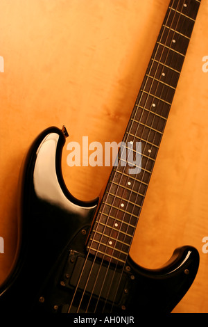 Raccolto di una chitarra nera con spazio di copia Foto Stock