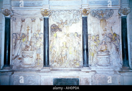 Reims Francia Basilica di San Remi a bassorilievo in pietra del Battesimo Foto Stock