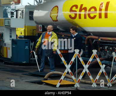 Distributore di benzina Shell il riempimento di serbatoi di benzine dalla petroliera benzina Foto Stock