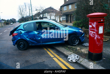 Si è schiantato Peugot Auto 206 dopo un incidente Foto Stock