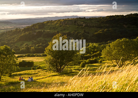 Una vista serale del Cotswold scarpata di fronte a Crickley Hill da Barrow Wake, Gloucestershire Foto Stock