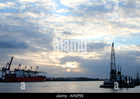 Bellissima vista della gru e logistica all'alba nel porto di Amburgo molto tranquillo Foto Stock