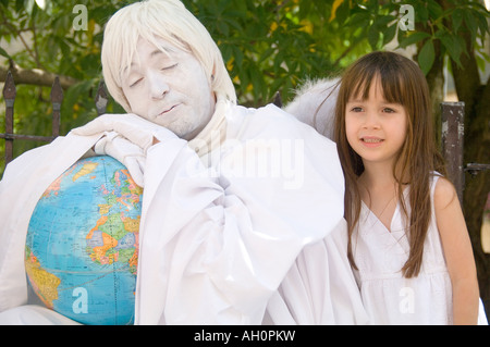 Canada Quebec Vecchia Quebec City Rue du Petit Cappellano graziosa bambina in posa con angelo mime in un parco impostazione Foto Stock