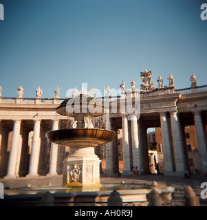 Piazza San Pietro di fronte al Vaticano a Roma Italia Foto Stock