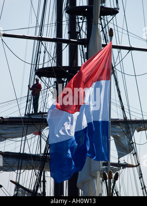 Grande bandiera olandese su tall ship Sail Amsterdam 2005 Foto Stock