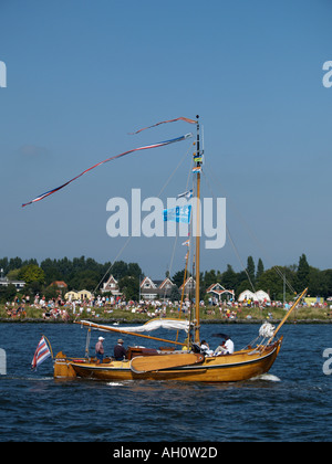 Tipico stile olandese antico fondo piatto vela barca da pesca questo è un tipo di botter Amsterdam Paesi Bassi Foto Stock