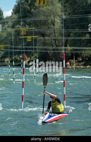 Kayak intorno a un corso di Slalom durante una competizione sul fiume Vrbas Bosnia Erzegovina Foto Stock
