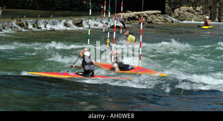 Kayak intorno a un corso di Slalom durante una competizione sul fiume Vrbas Bosnia Erzegovina Foto Stock