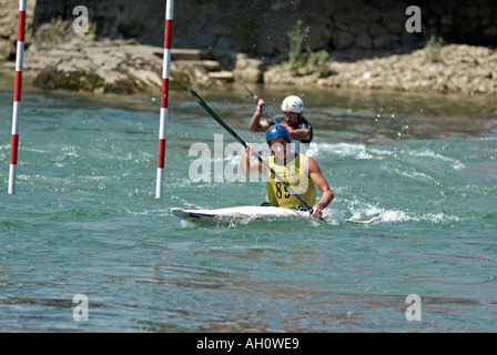Kayak intorno a un corso di Slalom durante una competizione sul fiume Vrbas Bosnia Erzegovina Foto Stock