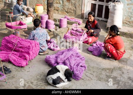 Popolo nepalese la filatura della lana colorata. Kathmandu, Nepal Foto Stock