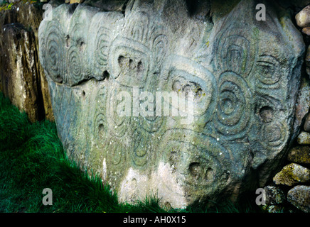 Nella contea di Meath, Irlanda Newgrange antico luogo di sepoltura di roccia scolpiti dettaglio Foto Stock