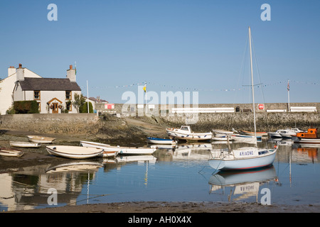 Cemaes Anglesey Wales UK barche ormeggiate riflessa nel porto di acqua di mare nel pittoresco più settentrionali villaggio Gallese Foto Stock