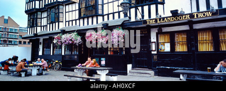 Llandoger Trow Pub Persone bere al di fuori di Bristol Inghilterra Foto Stock