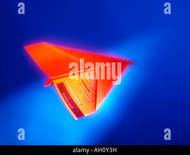 Aeroplano di carta fatta da un contratto Foto Stock