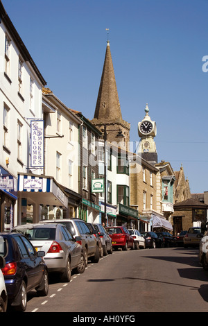 Regno Unito Devon Kingsbridge Fore Street Town Hall e la Chiesa Parrocchiale Foto Stock