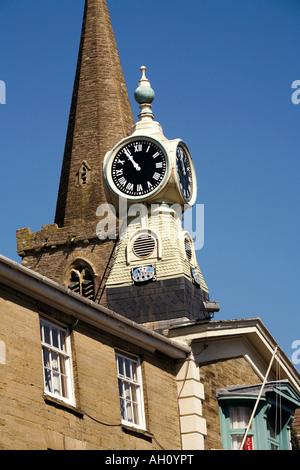 Regno Unito Devon Kingsbridge Fore Street Town Hall di orologio e Chiesa Parrocchiale guglia Foto Stock