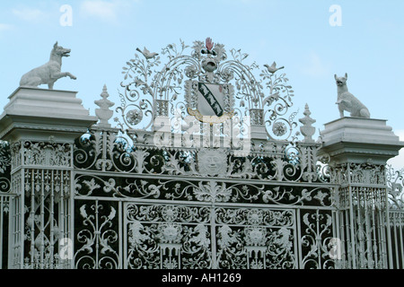 Cancelli in ferro battuto ingresso Chirk Castle vicino Wexham North Wales UK Europa Famiglia Cresta National Trust Foto Stock