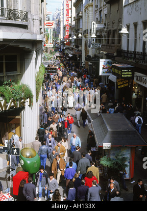 I pedoni sulla affollata Calle Florida strada pedonale nel centro di Buenos Aires Foto Stock