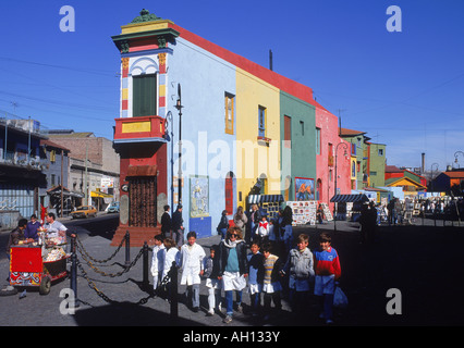 La scuola dei bambini visitando l'artista quarti su El Caminto a La Boca distretto di Buenos Aires Foto Stock