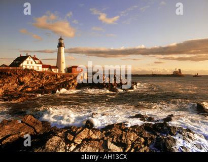 Nave passando Portland Head Lighthouse sulla costa del Maine all'alba Foto Stock