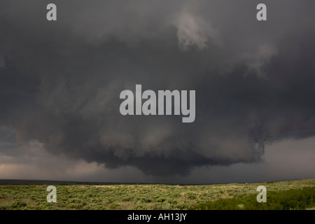 Un enorme supercell violenta tempesta e gira in tornado alley, Texas, Stati Uniti d'America Foto Stock