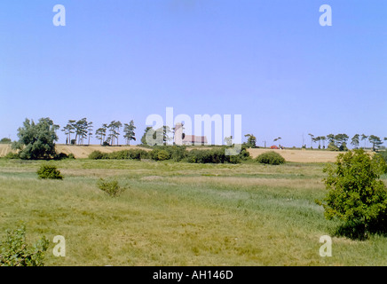 Campi vicino alla chiesa di Tutti i Santi Ramsholt Suffolk in Inghilterra Foto Stock