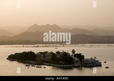 Lago Pichola e Jagmandir Island in Udaipur Rajasthan in India Foto Stock