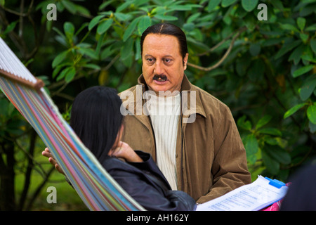 Mr Bhatti on Chutti Bollywood riprese in Cumbria con Anupam Kher & Bhairavi Goswami Parco Nazionale del Distretto dei Laghi Foto Stock