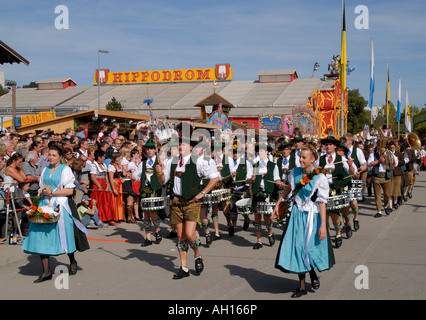 Bavarian marching band parate passato birra tende ad apertura di Monaco di Baviera festival della birra Oktoberfest, Germania Foto Stock