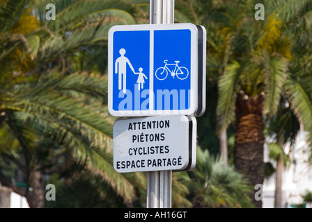 Un segno in una città francese disegno attenzione ai pedoni e ciclisti Foto Stock