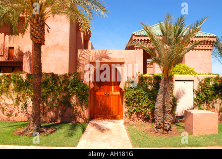 Il Marocco Marrakesch esclusivo Hotel Amanjena pavilion , la camera più complesso di suite personali , giardino piscina e area per i bagni di sole Foto Stock