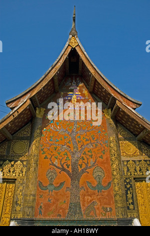 Albero della Vita mosaico sul retro della sim al Wat Xieng Thong, Luang Prabang, Laos Foto Stock