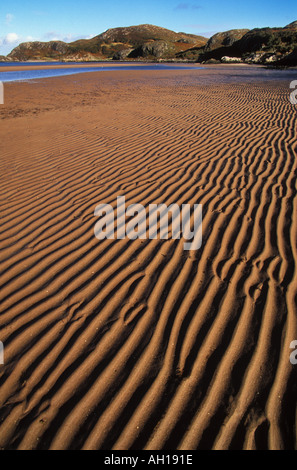 I modelli in sabbia causato dalla marea in uscita sulla piccola spiaggia Gruinard Gruinard Bay Wester Ross Scotland Regno Unito Foto Stock