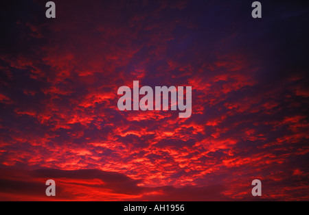 Tramonto spettacolare midsummer sulla costa nord occidentale della Scozia vicino a Gairloch Wester Ross REGNO UNITO Foto Stock