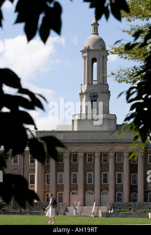 Il vecchio edificio principale sul campus della Pennsylvania State University Foto Stock