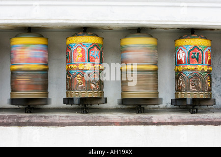 Colorato la preghiera buddista ruote. Swayambhunath Stupa, Nepal, Kathmandu Foto Stock