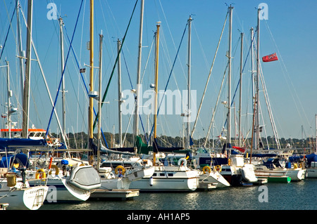 Yacht e altre imbarcazioni da diporto ormeggiata a mylor marina vicino a Falmouth in Cornovaglia,Inghilterra Foto Stock