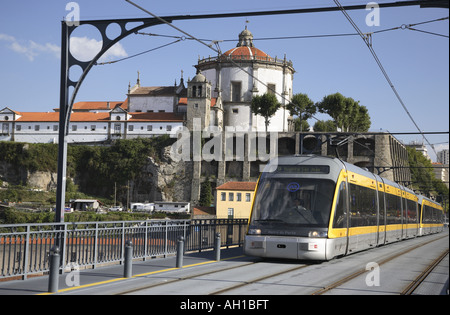 Treno Metro passando sopra il Dom Luis I Bridge con la Serra do Pilar monastero in background, Porto, Douro, Portogallo Foto Stock