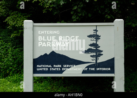 Segno di ingresso per Blue Ridge Parkway, nei pressi di Asheville, Carolina del Nord Foto Stock